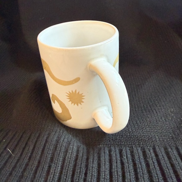 Oscar de la Renta Gold Accent White Mug - Picture 4 of 6